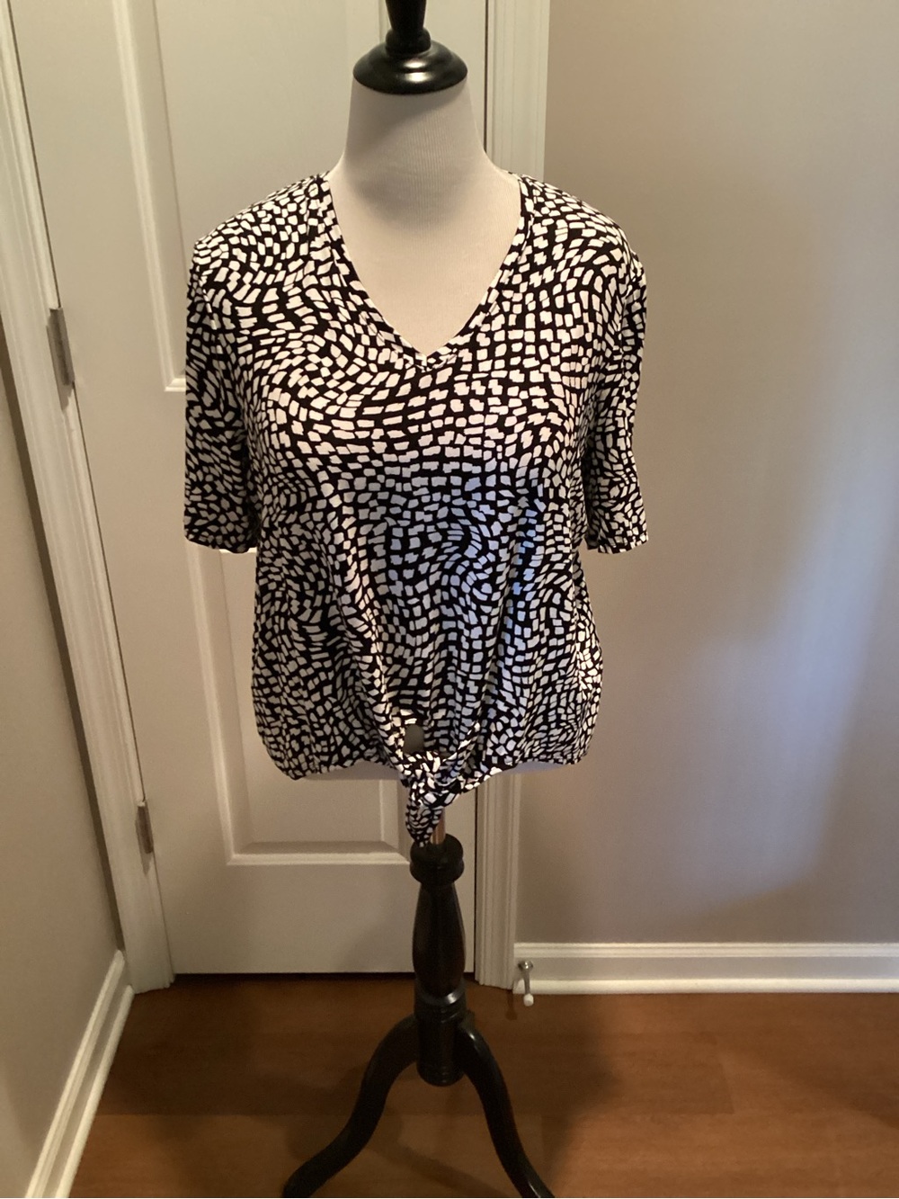 Chico's Black & White V-Neck Short Sleeve Tie-Hem Top